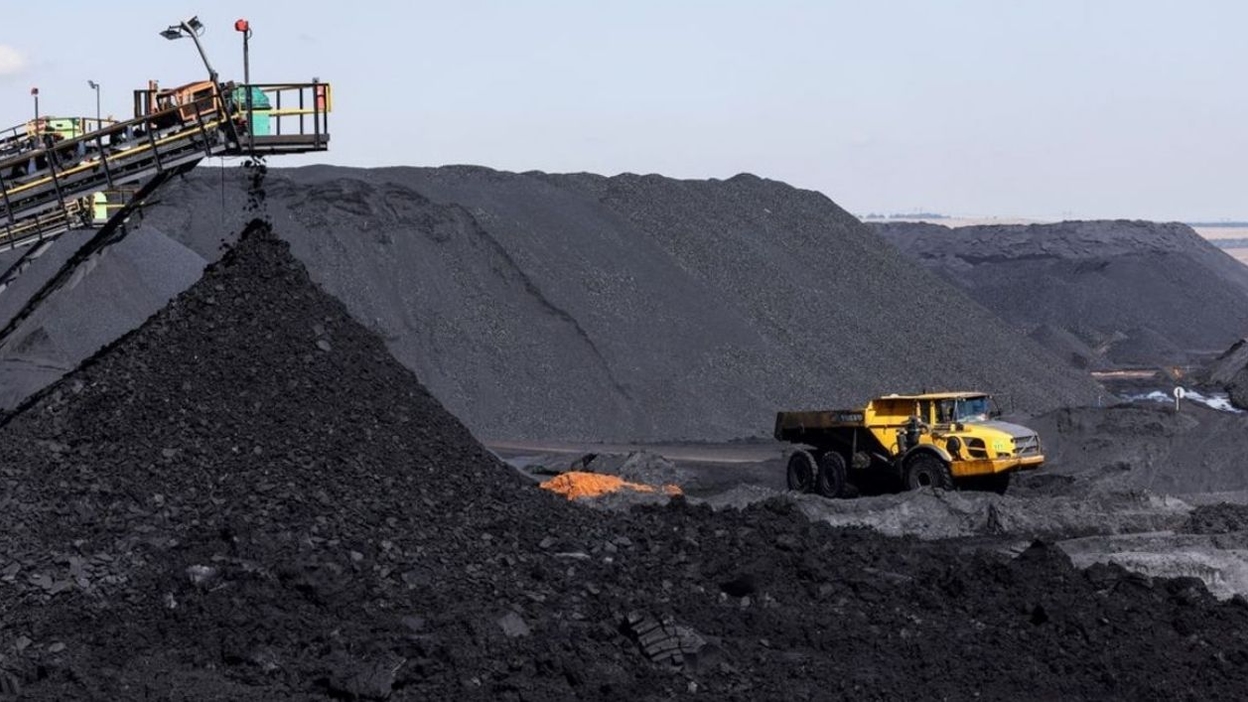 Indonesia remece el mercado del carbón con control estatal de exportaciones y genera tensión entre mineras y traders