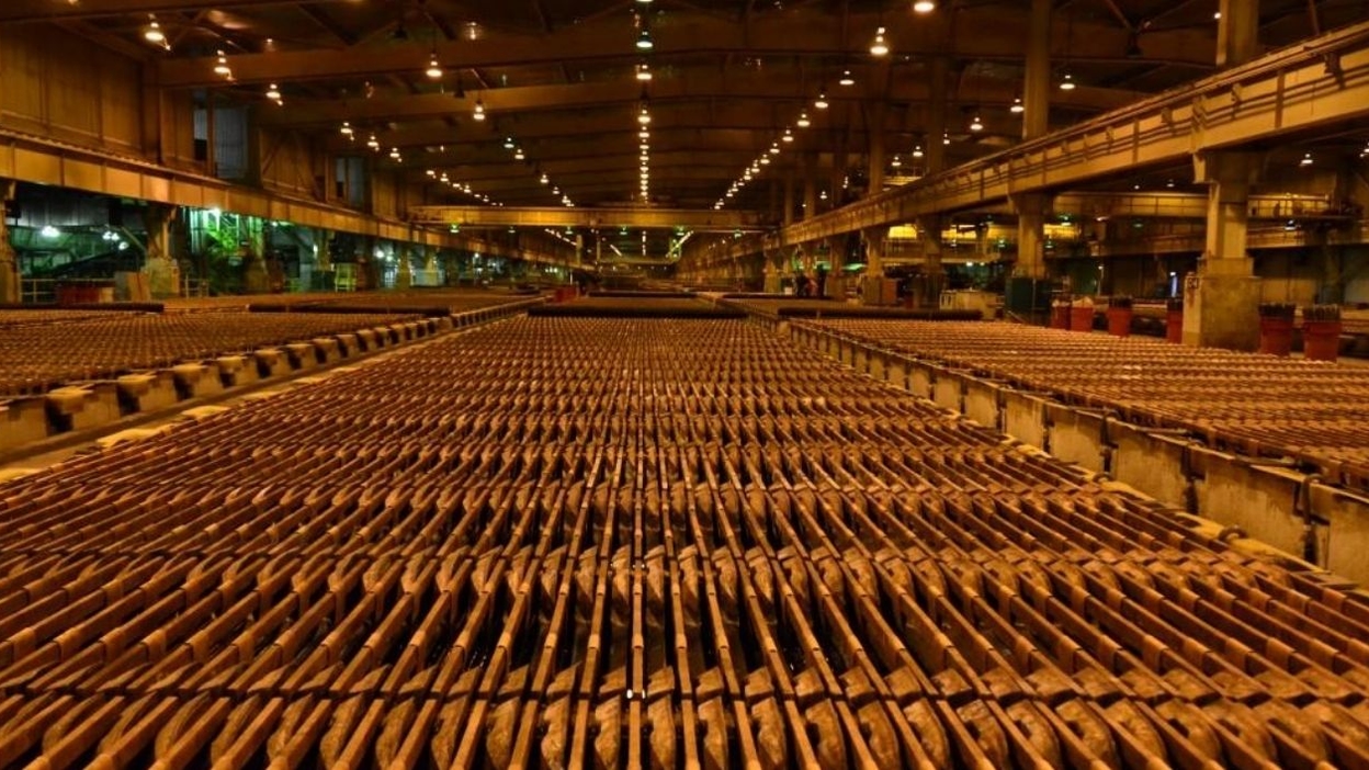 Cobre roza máximos históricos mientras fundiciones enfrentan cargos de tratamiento en mínimos