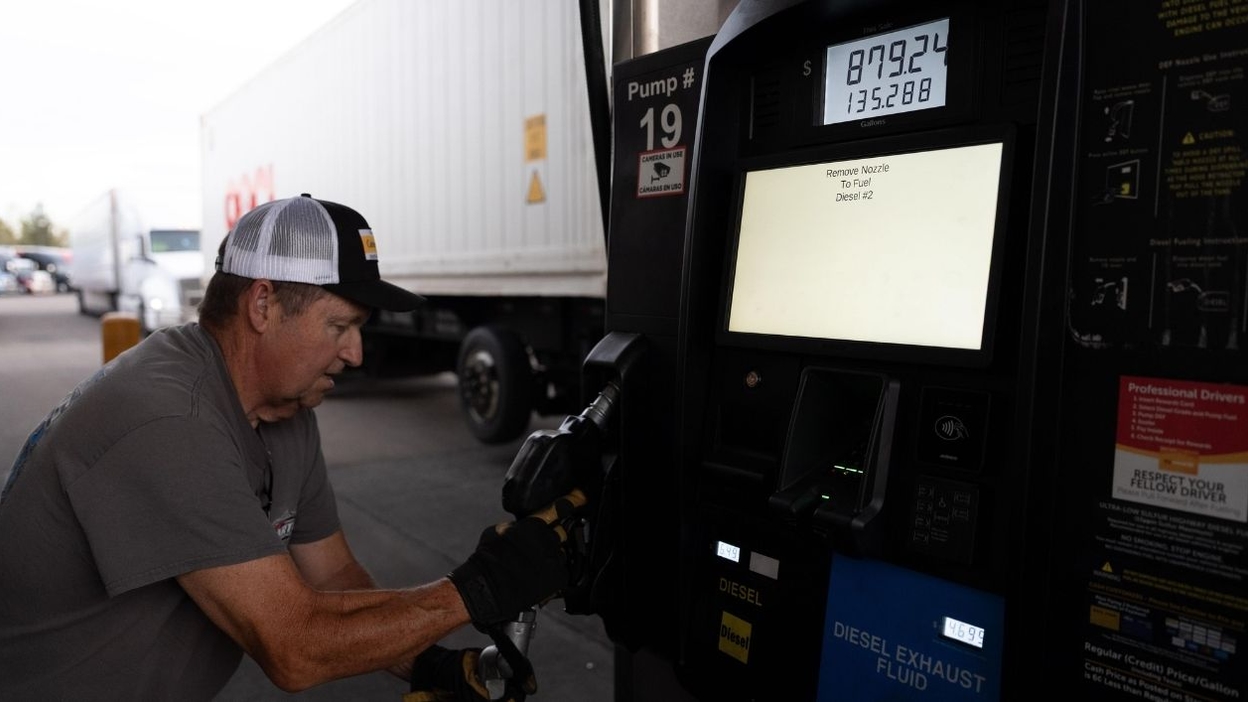 Combustibles sin cambios esta semana: por qué petróleo y dólar siguen presionando transporte, minería y hogares