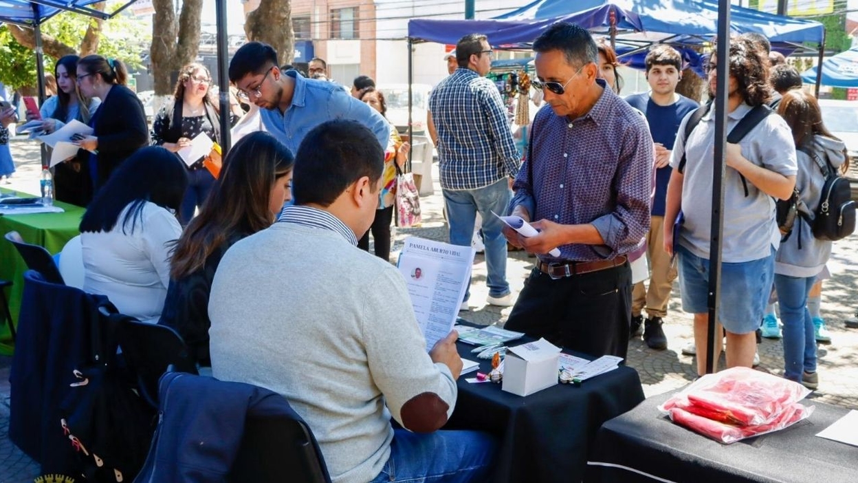 Empleo bajo presión en Chile: desempleo llega a 9,1% y sectores miran con cautela el segundo semestre