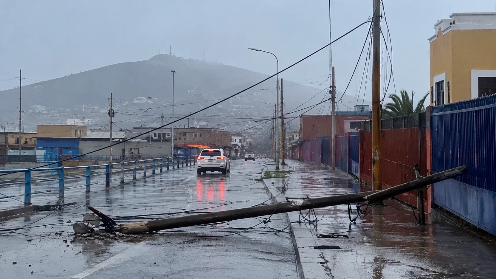Sistema frontal deja a cerca de 5.000 clientes sin luz en Tarapacá y complica rutas por nuevas lluvias