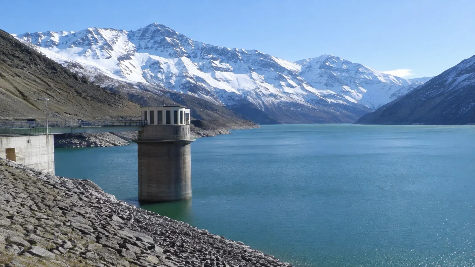 Embalses de Chile elevan 23% sus reservas de agua y nieve acumula superávit de 60%