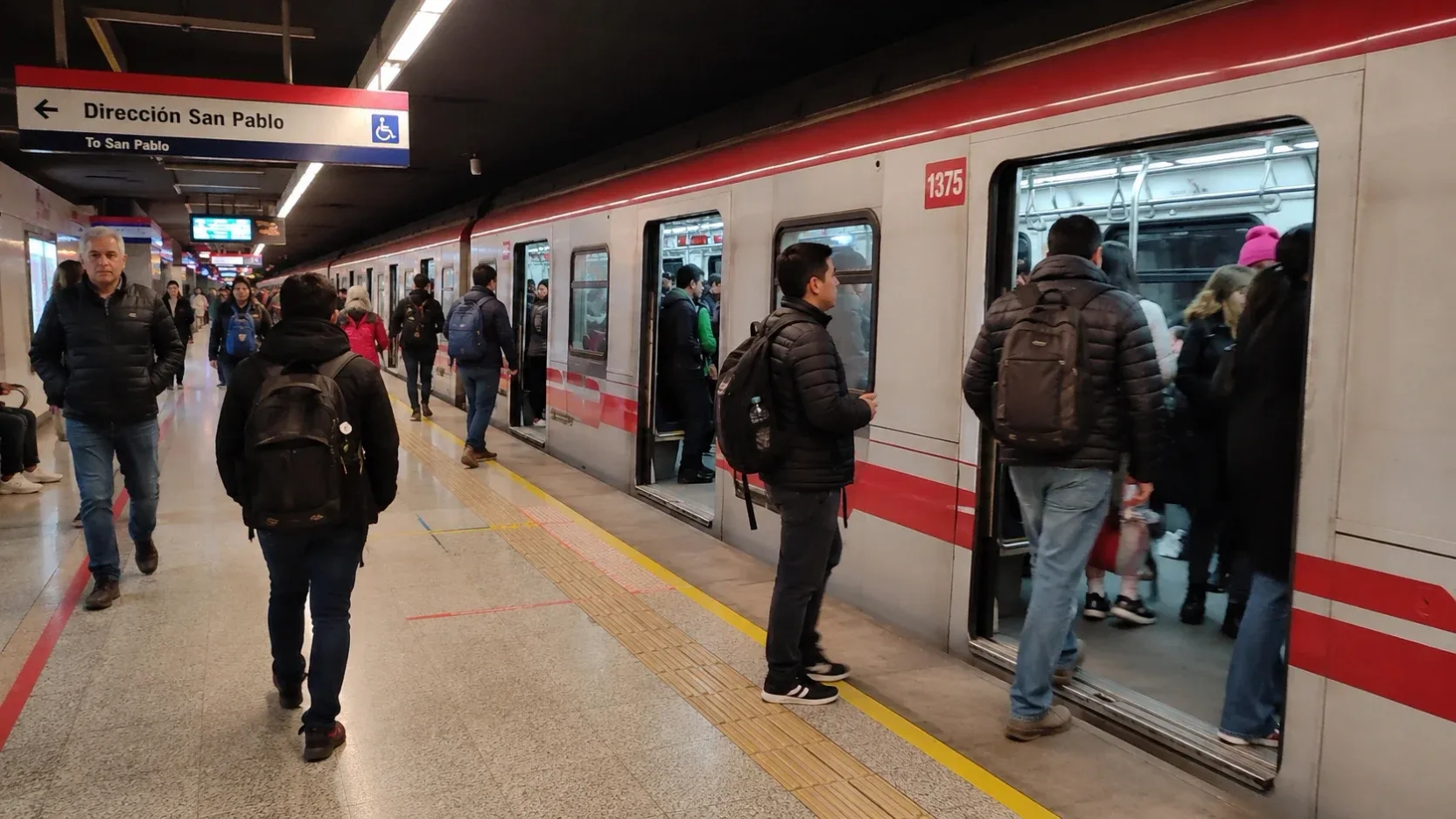 Metro de Santiago inicia este lunes 24 de agosto con toda la red disponible: horarios y tarifas para la jornada