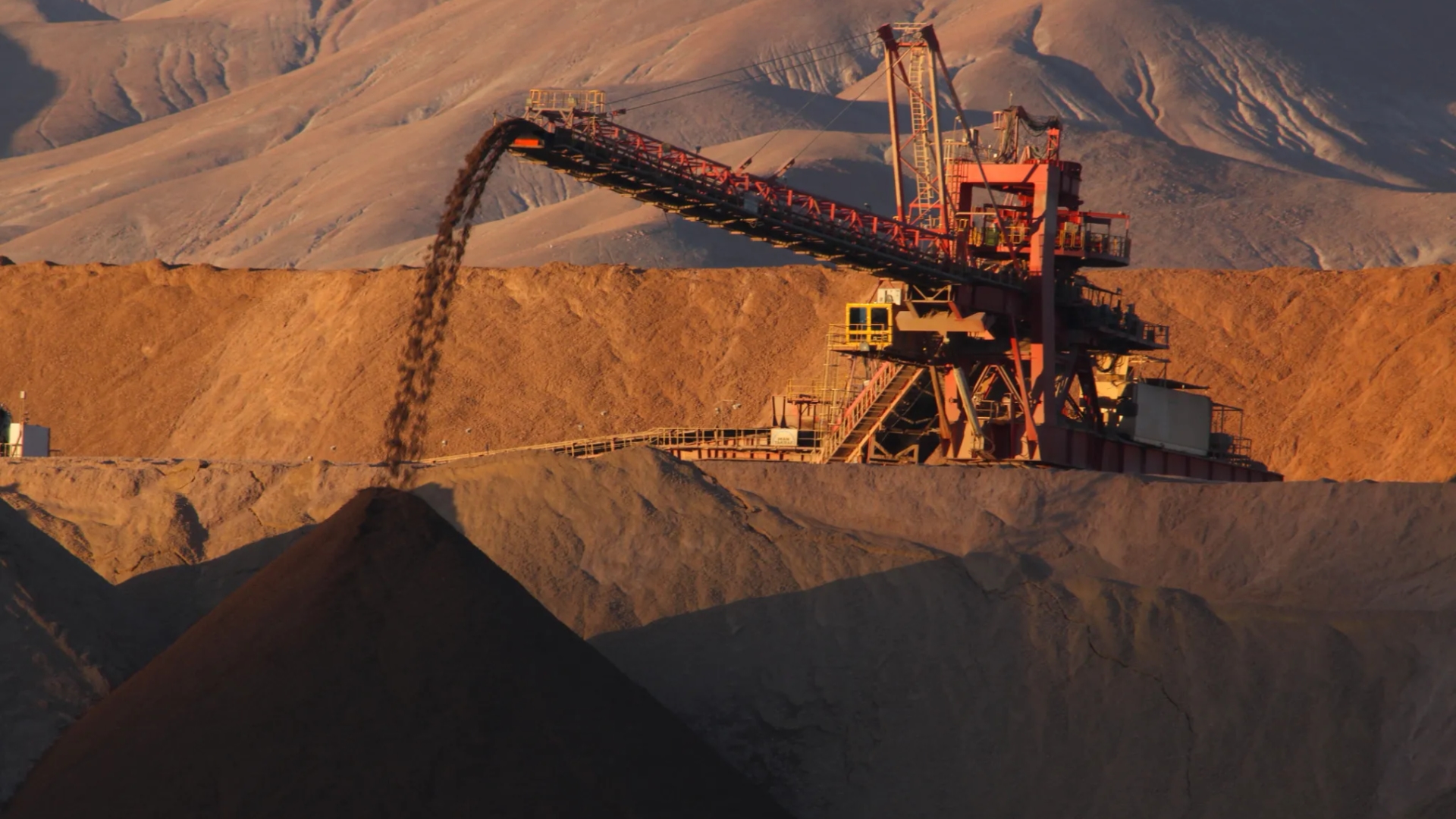 Riesgo de huelgas en Escondida y Centinela amenaza con profundizar la caída minera de Chile tras desplome de 17,4% en agosto