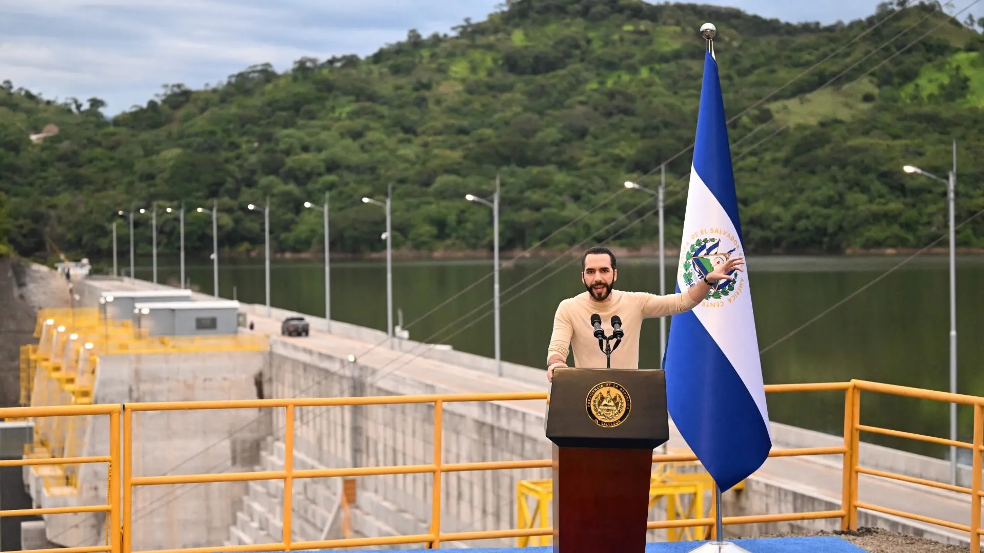 El Salvador acuerda inversión de US$2.900 millones con empresa española para construir centrales eléctricas, almacenar energía y desarrollar gas natural