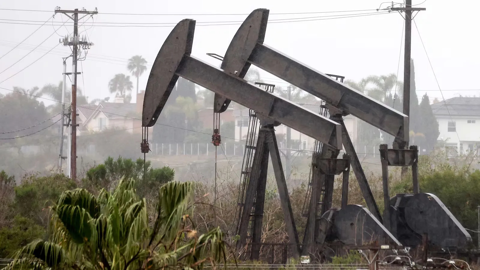 AIE proyecta que el consumo mundial de petróleo caerá 2,6 millones de barriles diarios en 2026 pese a los altos precios
