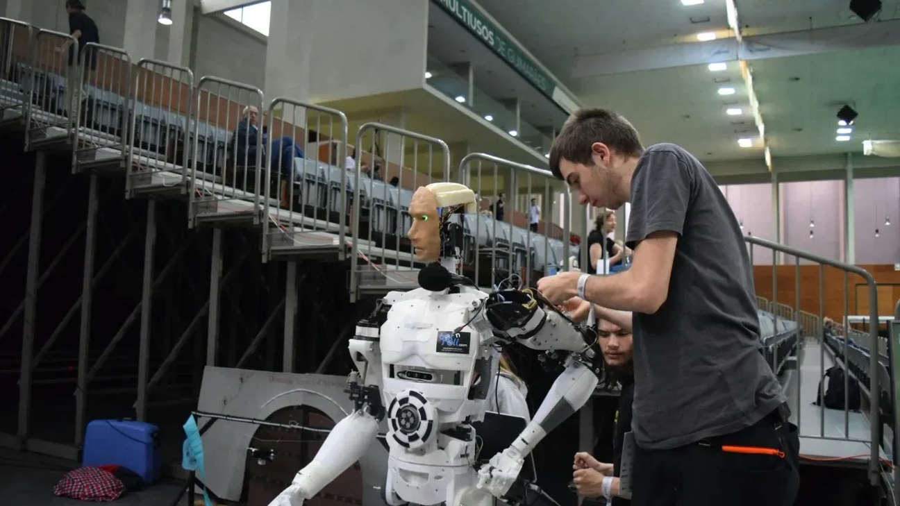 China inicia producción masiva de robots humanoides en fábricas de móviles