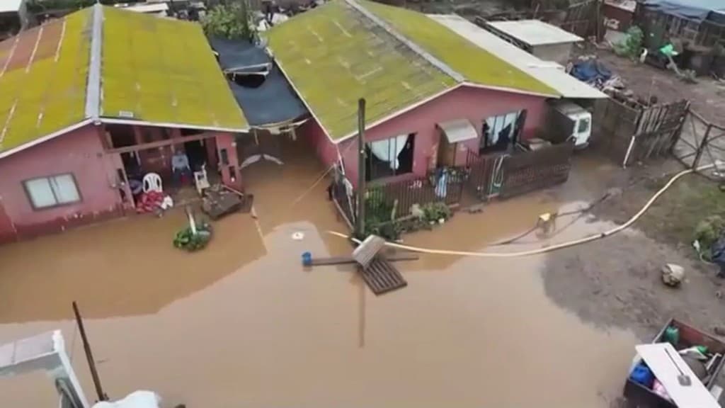Viviendas residenciales rodeadas por agua lodosa tras las inundaciones en la Región de Coquimbo