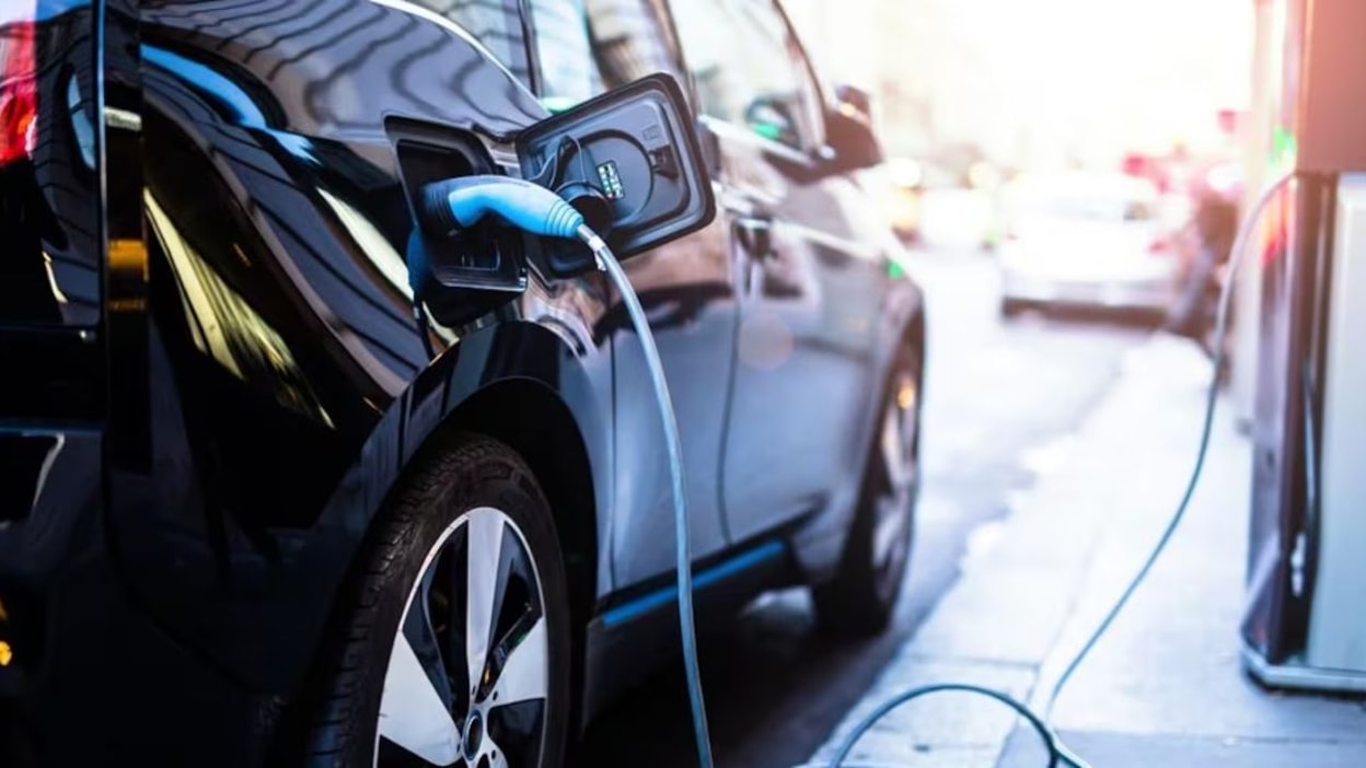 Autos de bajas emisiones rozan el 20% del mercado tras salto de 143% en ventas durante abril