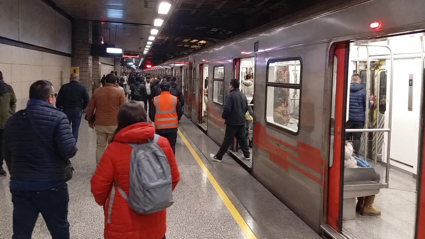 Emergencia en Línea 5: evacúan Baquedano tras fuego bajo un tren y Metro divide el servicio