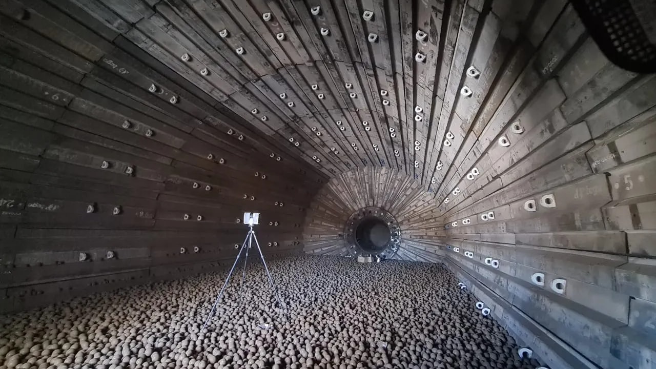 El molino minero que rompe primero las rocas grandes y evita producir polvo innecesario