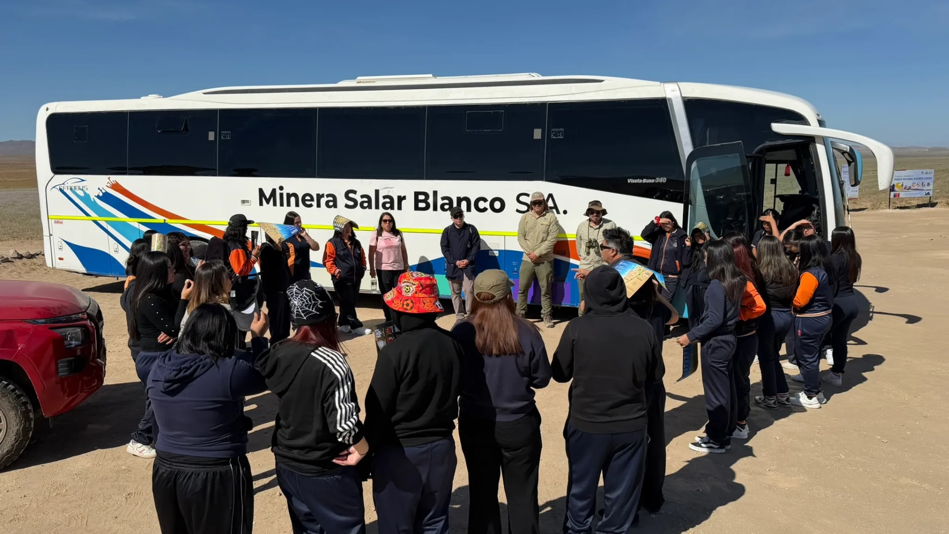 Minera Salar Blanco y CORPROA impulsan colaboración para acercar el Desierto Florido a estudiantes de Copiapó 