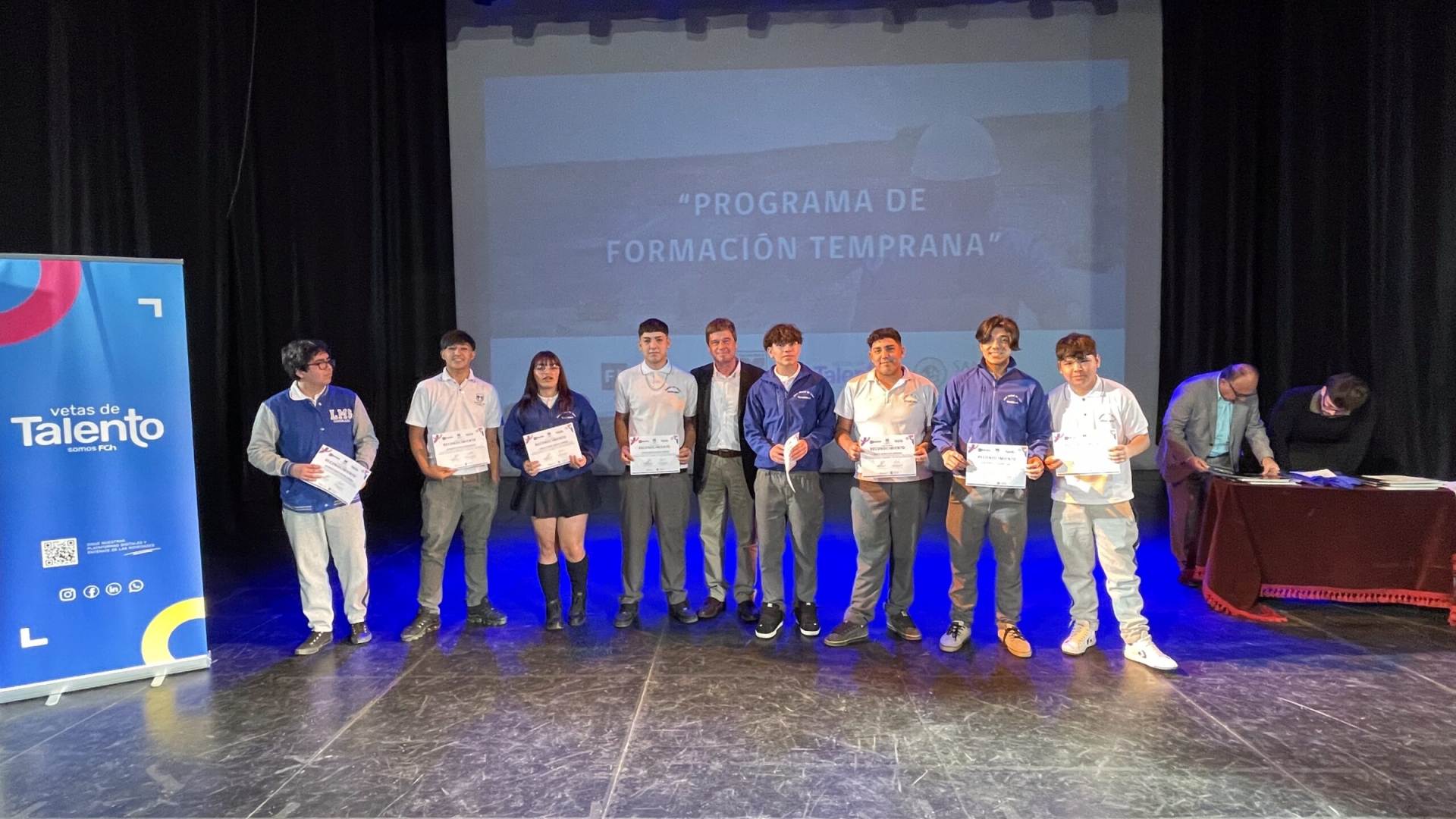 120 estudiantes de Casablanca se certifican para un futuro en la industria minera: FLS y Vetas de Talento finalizan Programa de Formación Temprana en Liceo Manuel de Salas