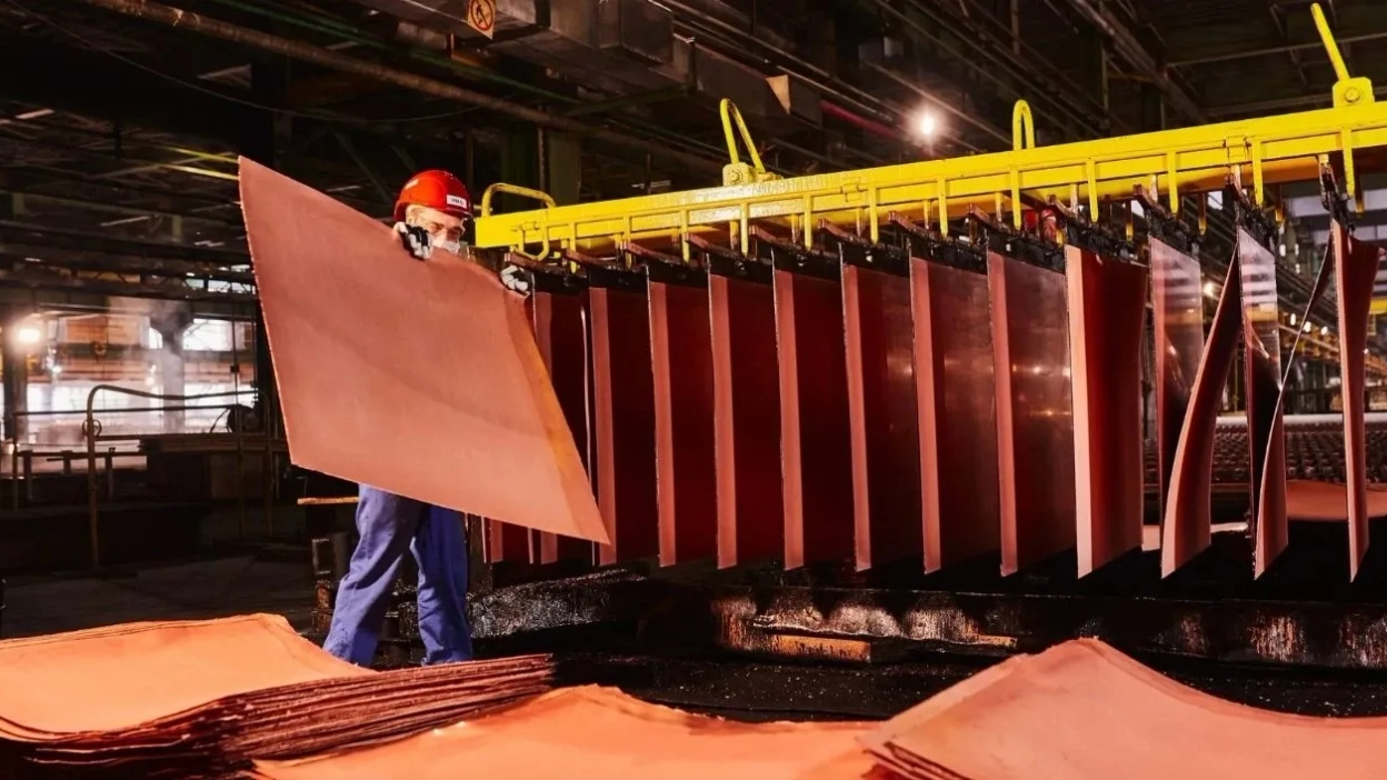 Precio del cobre sube a US$6,1 la libra: Cochilco identifica tensión geopolítica y menor oferta como claves del mercado