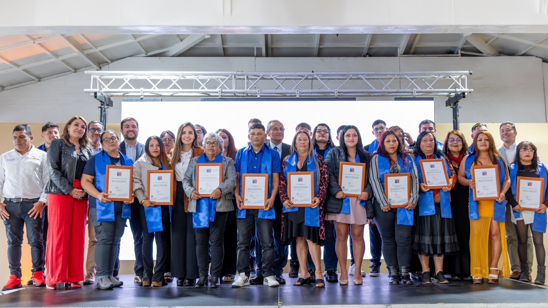 35 vecinos de caletas del sur de Iquique regularizan su educación básica y media