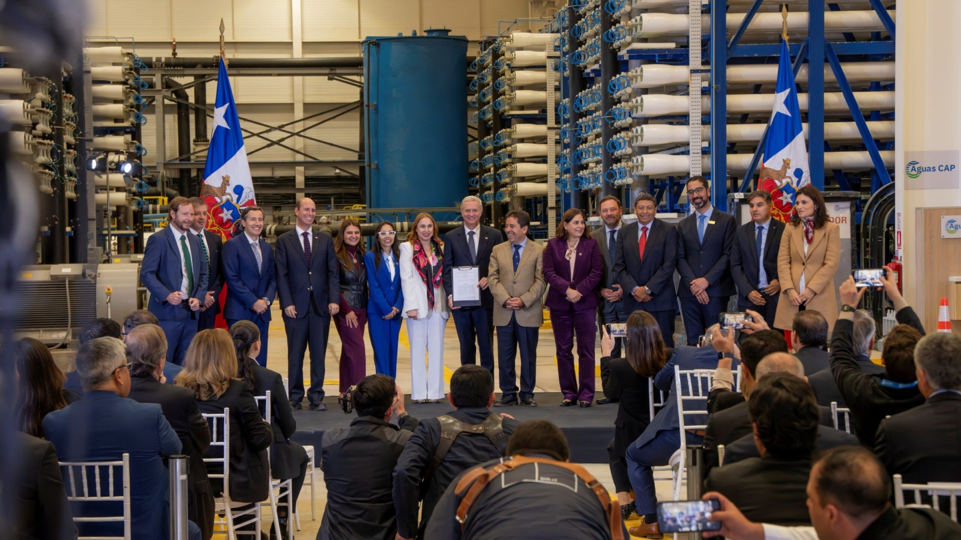 En visita a planta de Aguas CAP en Caldera, Presidente Kast promulga nueva ley de desalación