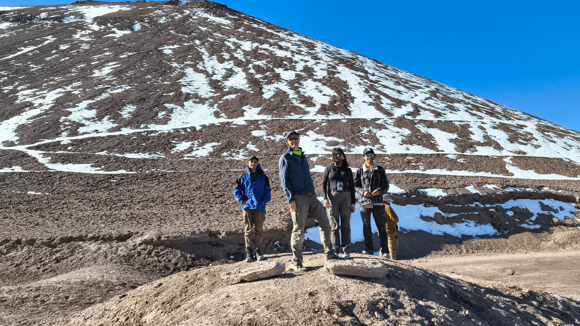 Investigador UDA crea colecciones de microorganismos propios de Atacama para abordar desafíos de contaminación, biomedicina, minería verde y agricultura del desierto