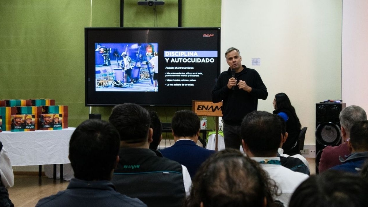 ENAMI certifica a 65 supervisores y profesionales en programa de liderazgo operacional junto a Fernando González