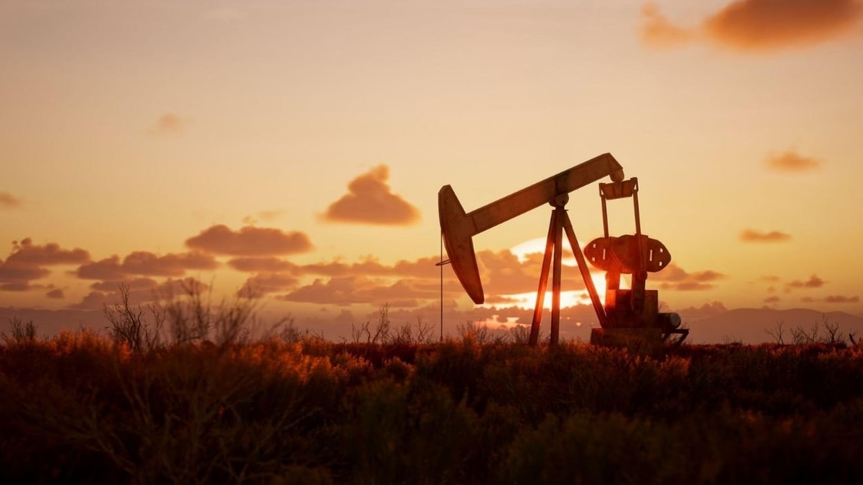 Petróleo cae cerca de 3% por señales de menor tensión entre EE.UU. e Irán: impacto podría llegar a combustibles en Chile