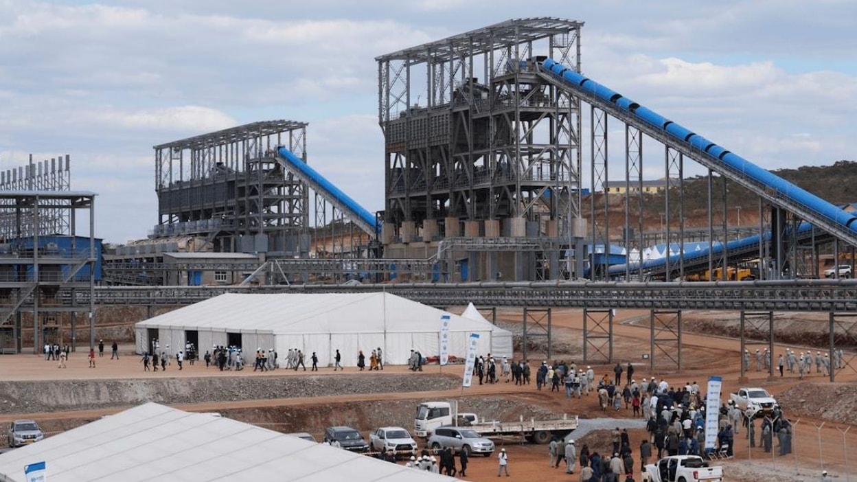 Zimbabwe negocia con China financiamiento respaldado por minerales para carreteras y ferrocarriles