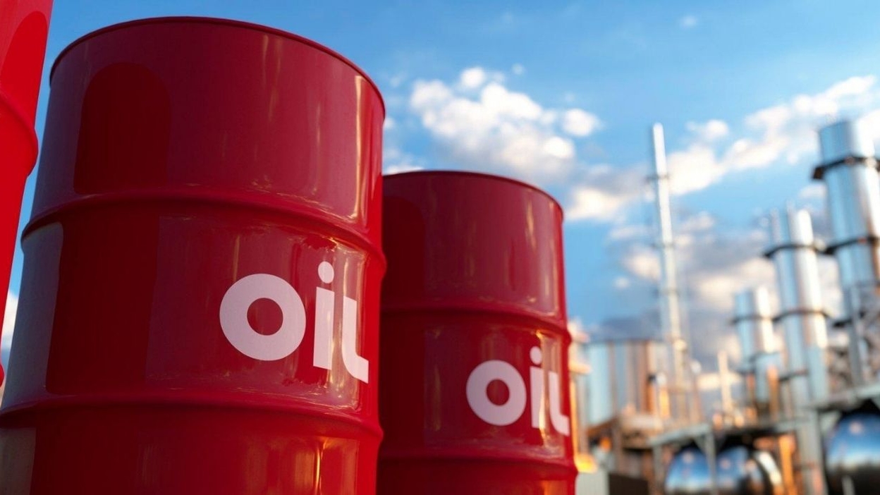 Petróleo vuelve a niveles previos a la guerra: barril cae bajo US$70 y abre alivio para combustibles