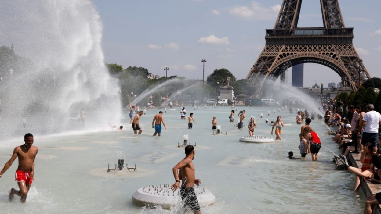 Ola de calor récord en Francia deja cerca de 1.000 muertes adicionales y tensiona morgues en París