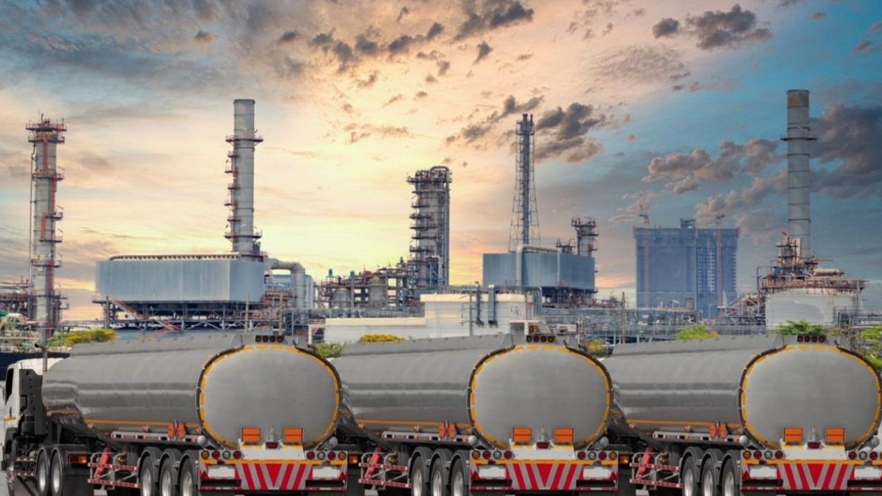 Petróleo cae cerca de 21% en junio y abre alivio parcial para los costos energéticos de la minería