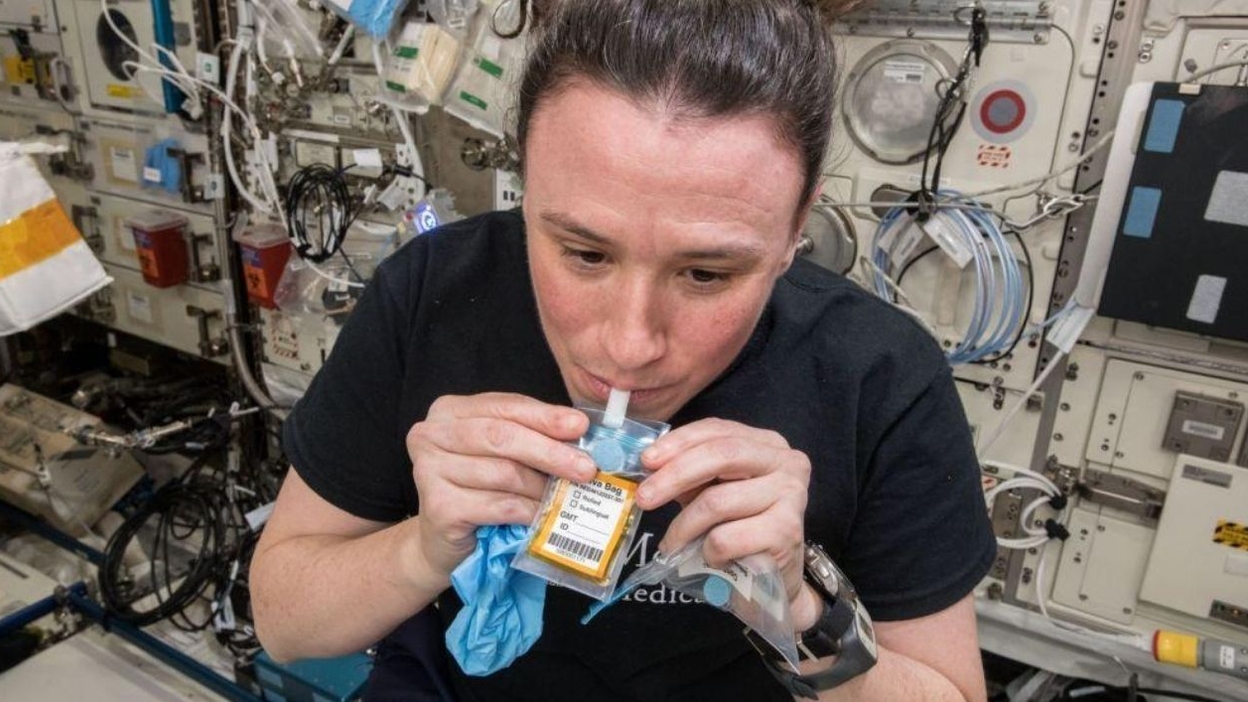 Cómo obtienen agua potable los astronautas en el espacio y por qué la minería observa estas tecnologías