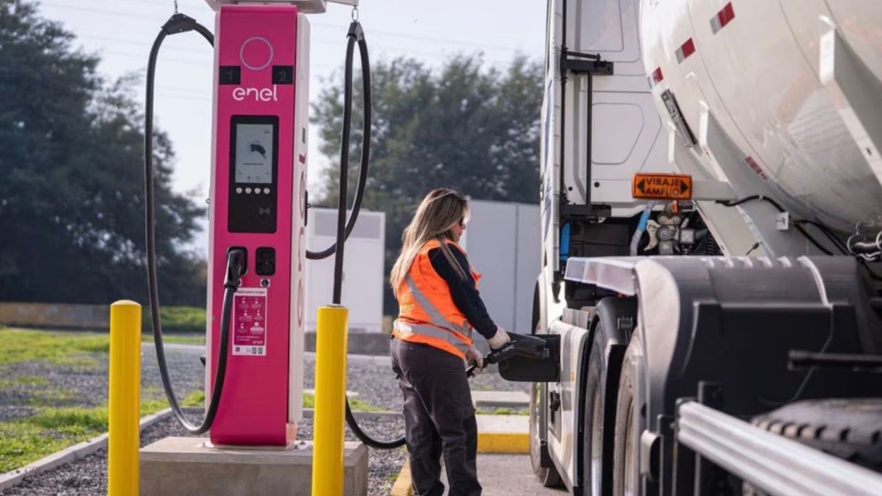 Ruta 5 Sur estrena primera carretera eléctrica de alta potencia para camiones de carga en Chile