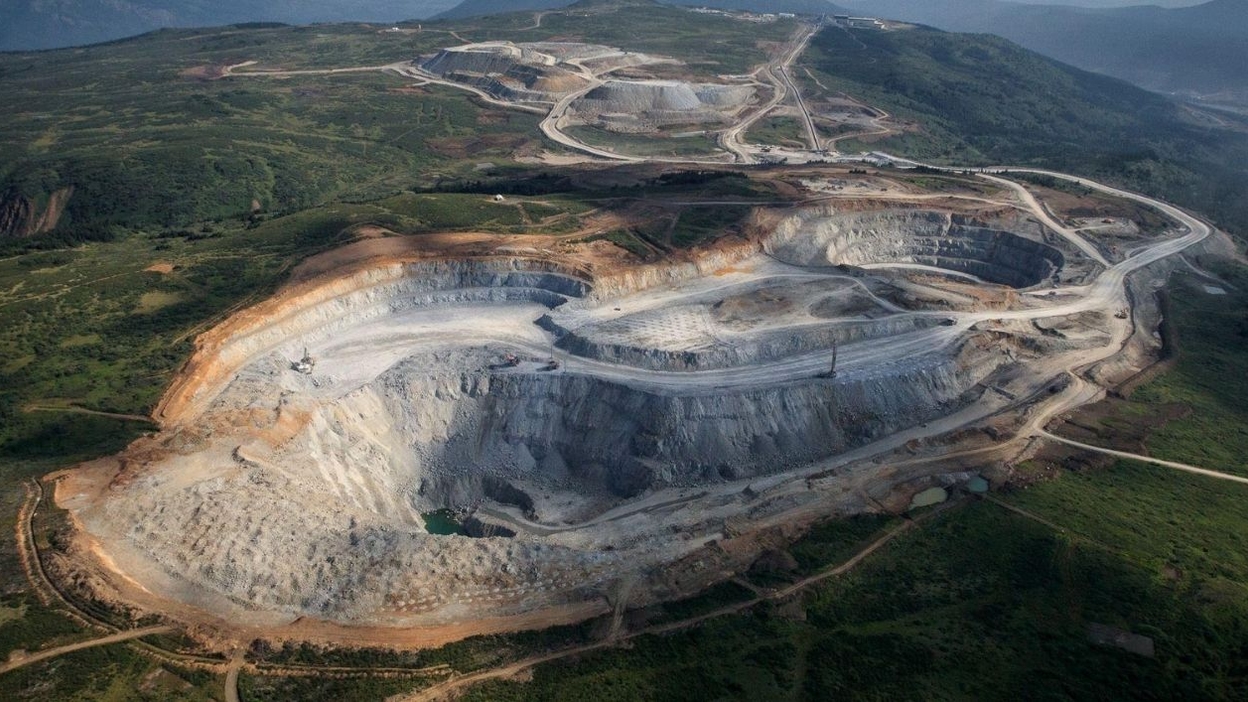 Newmont obtiene permisos clave para transformar Red Chris en mina subterránea y elevar 15% la producción de cobre de Canadá