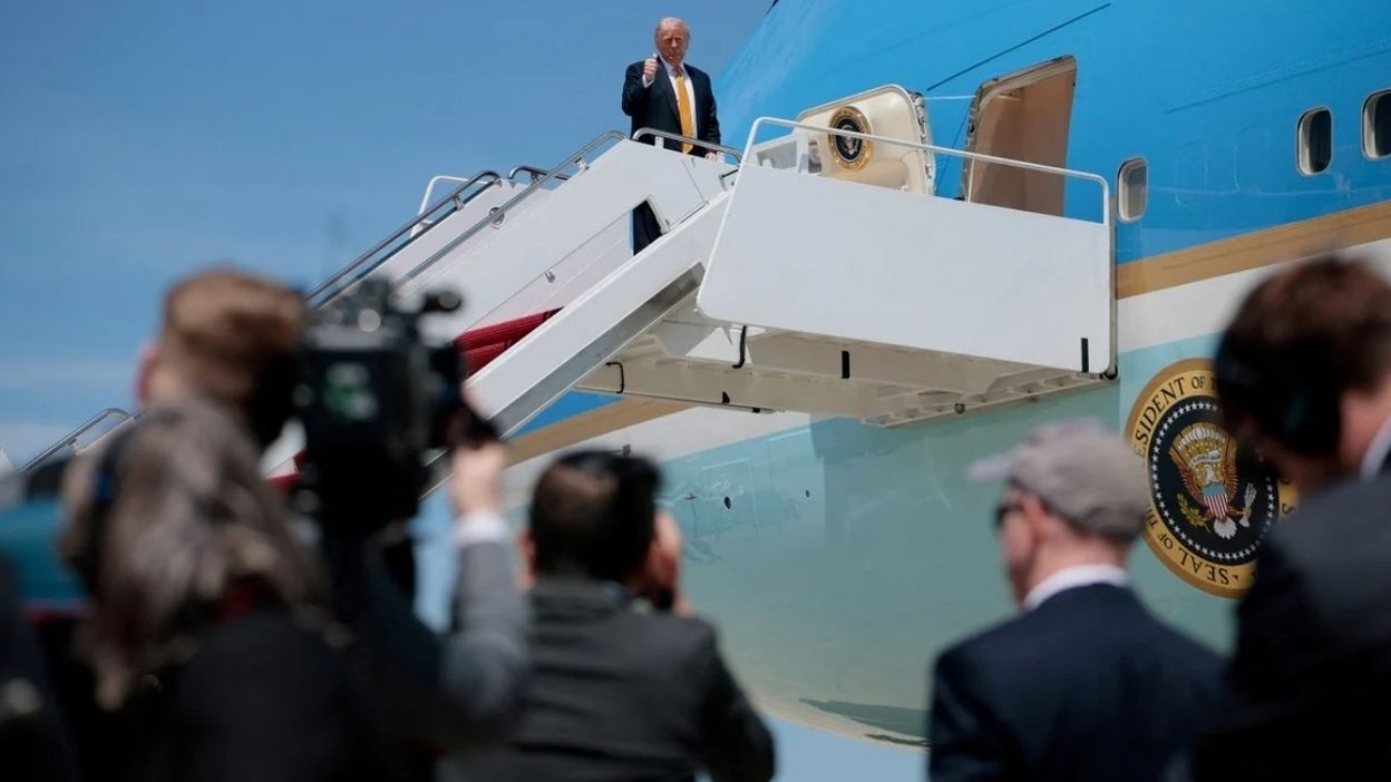 Trump llega a Beijing para cumbre con Xi Jinping en medio de tensión comercial y presión por chips de IA