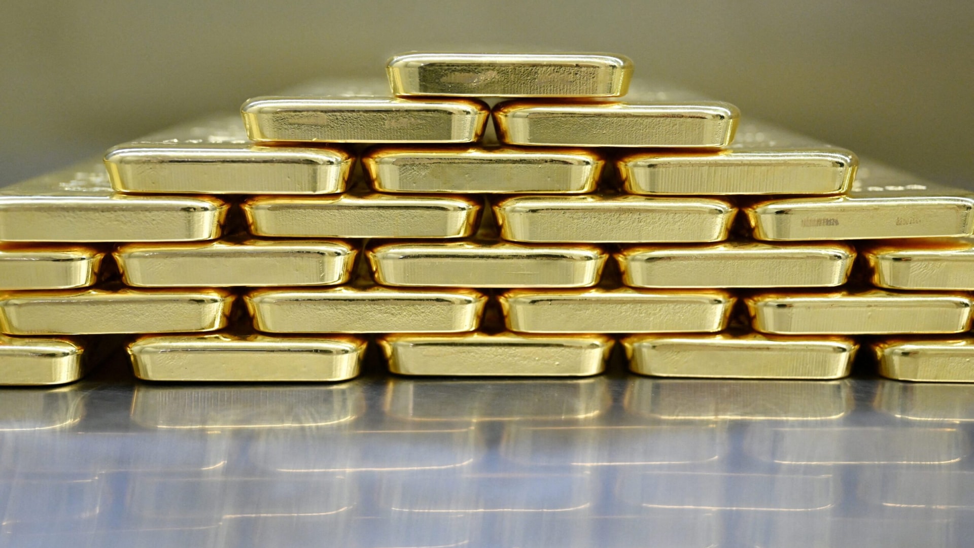 Oro cae a mínimo de dos meses presionado por el dólar y expectativas de inflación en EE.UU.