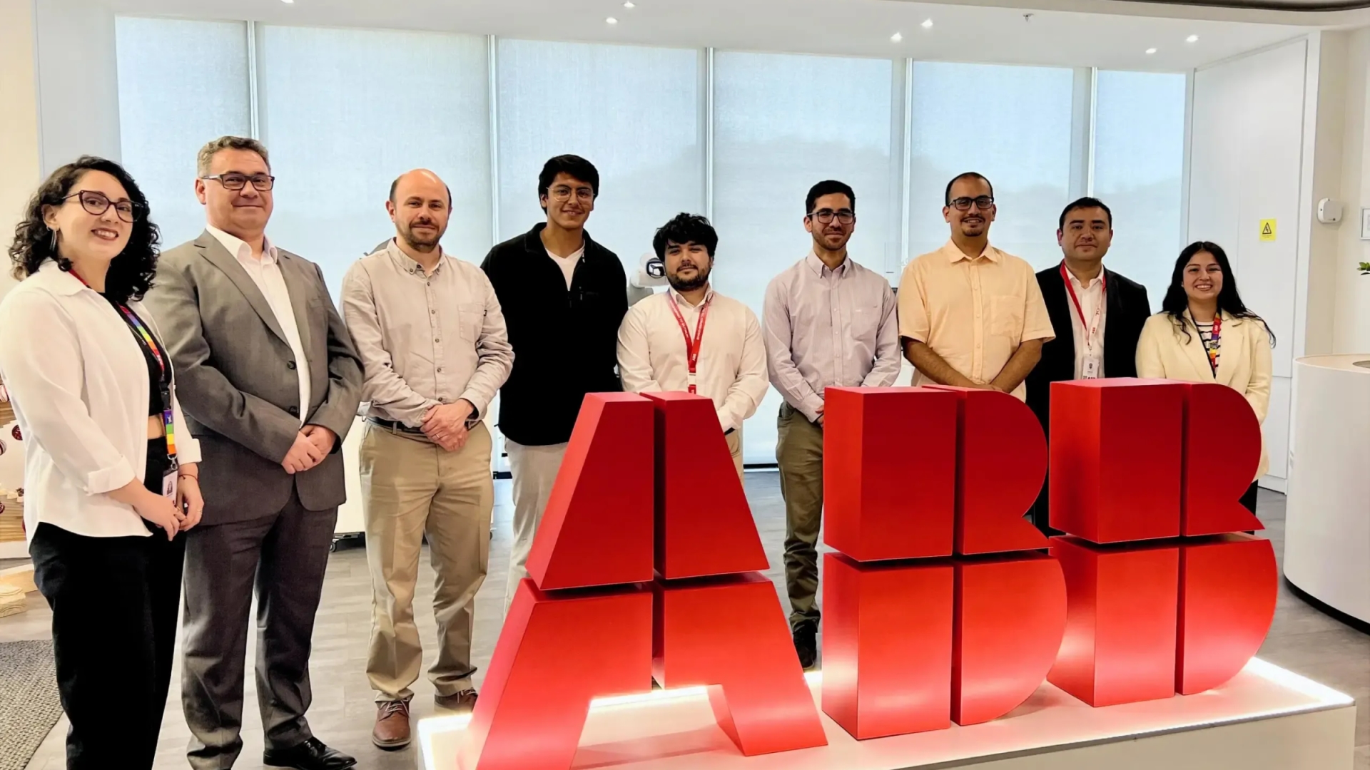ABB en Chile capacita a estudiantes de USM en tecnologías de control y operación de sistemas eléctricos