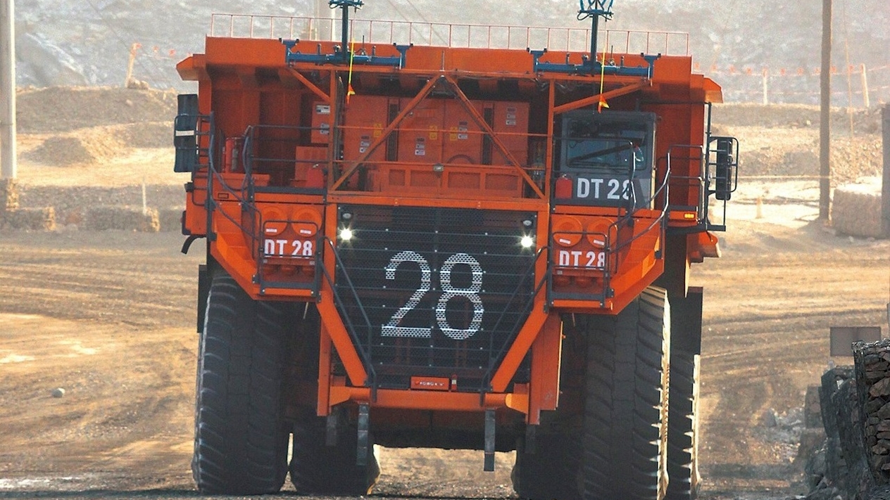 ABB firma memorándum con Hitachi Construction Machinery para desarrollar soluciones conjuntas que apunten a la electrificación de la maquinaria minera