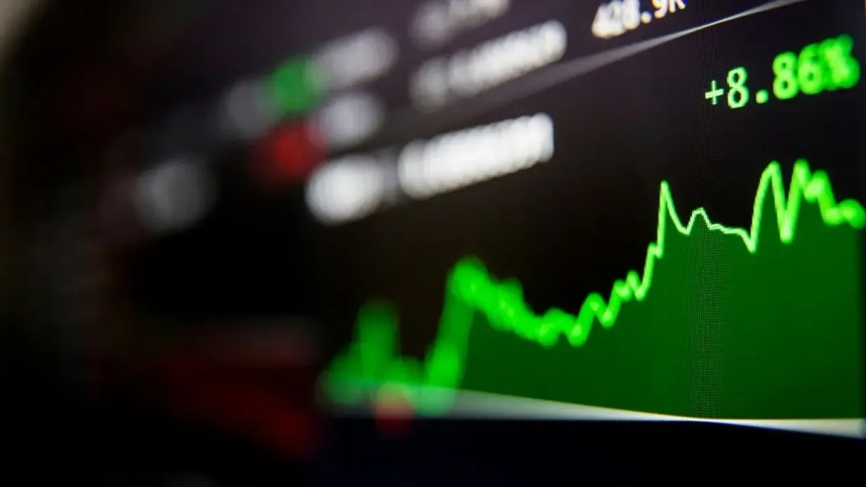 Acciones mineras: 12 tickers (Majors y Minors) y 8 ETFs para exponerte al ciclo — con 2 plataformas chilenas para partir