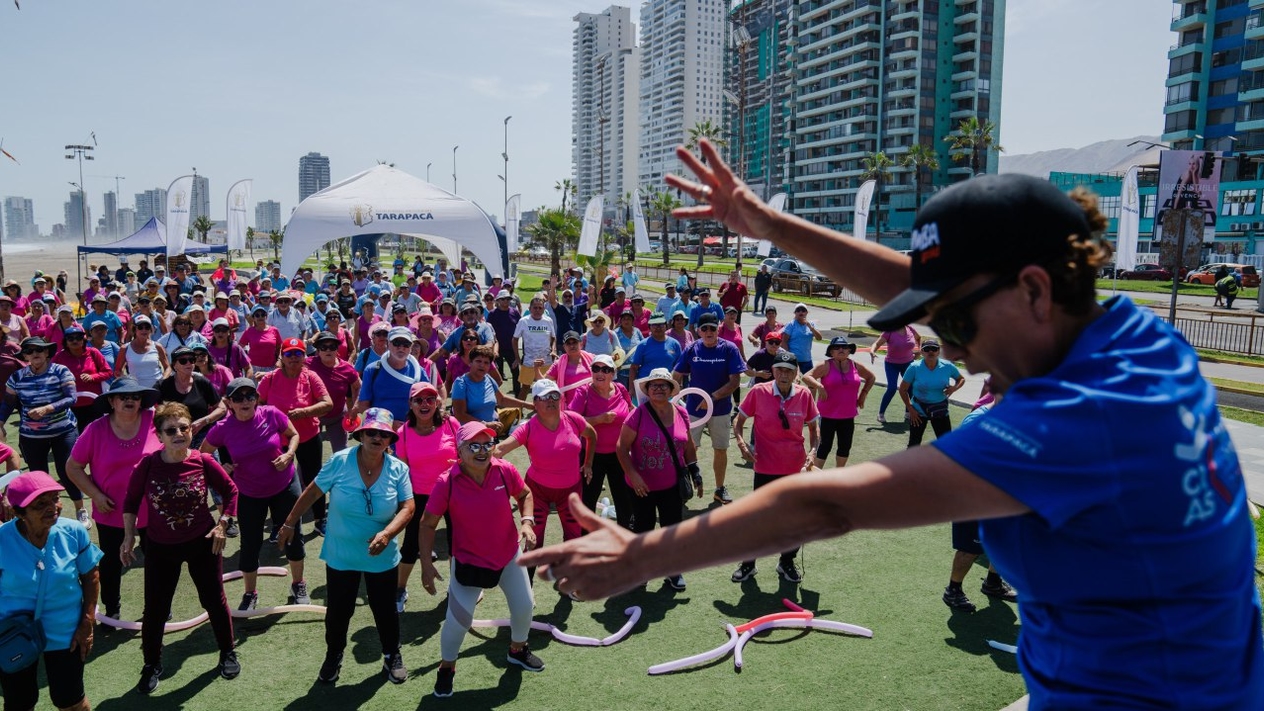 Adultos mayores del centro integral “Ariel Standen” celebraron Día Nacional del Deporte en borde costero de Iquique