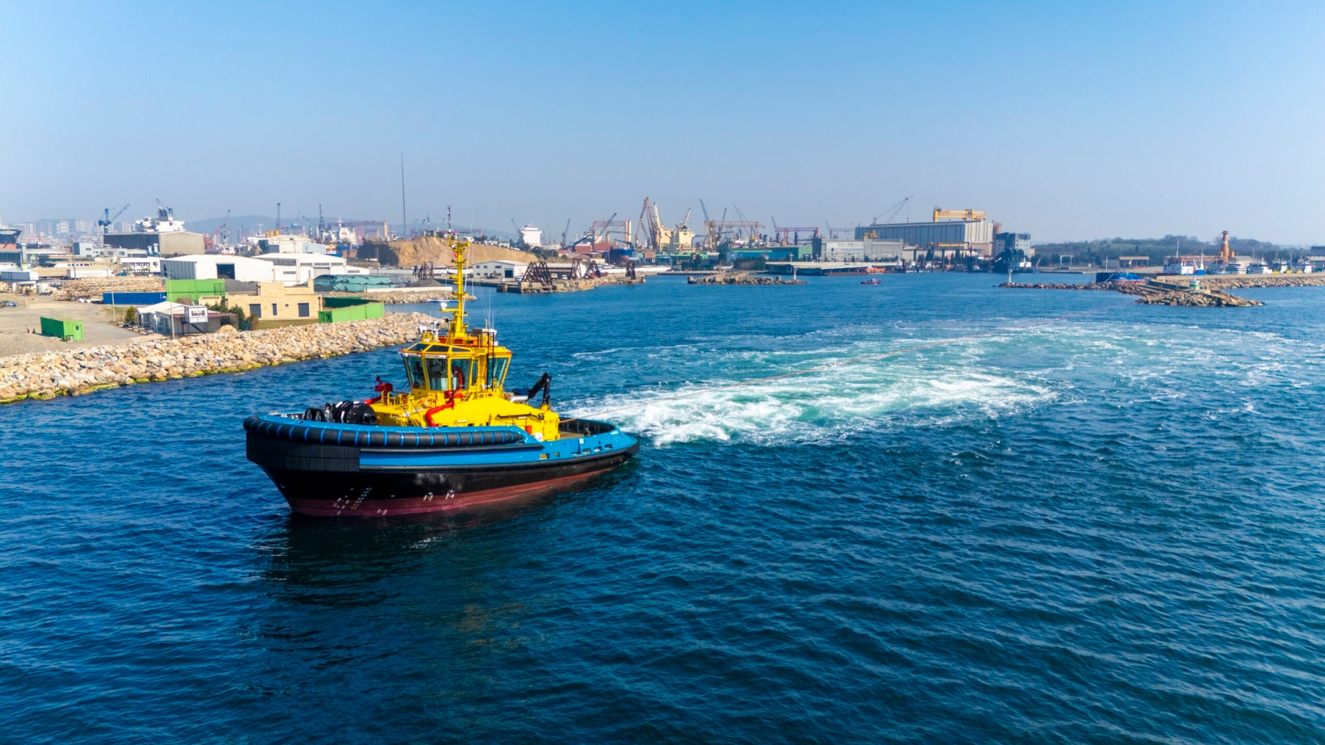 Alianza Enap y SAAM Towage: Remolcador eléctrico supera pruebas de aceptación antes de su arribo a Chile
