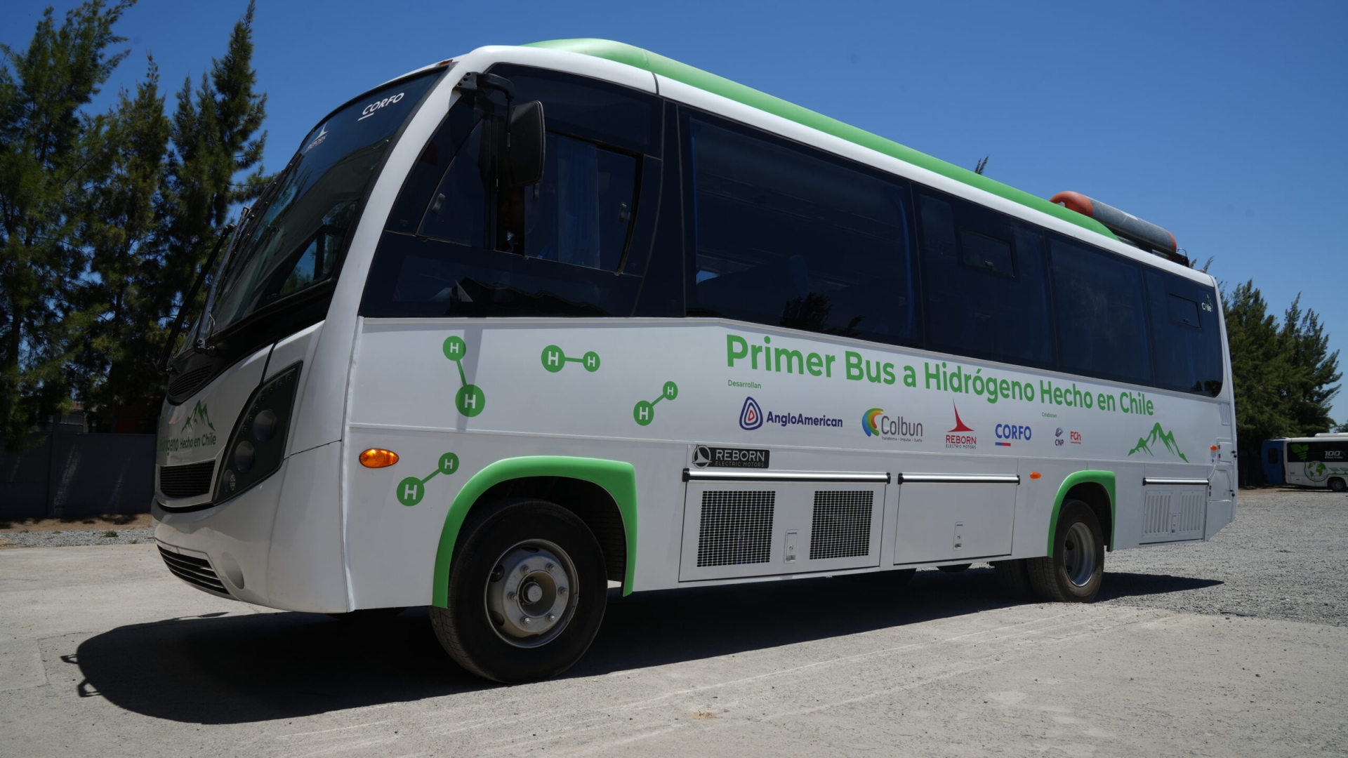 Alianza público-privada presenta el primer bus a hidrógeno hecho en Chile