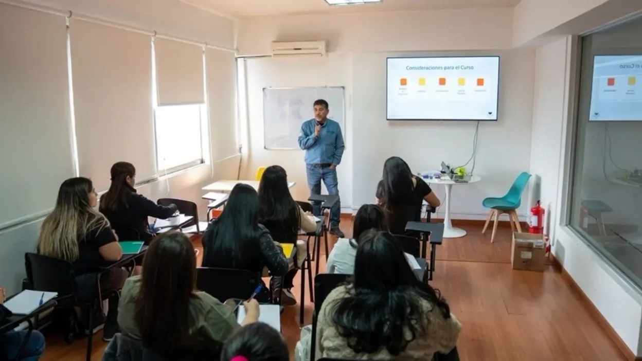 Altonorte y PRODEMU capacitaron a 20 mujeres en equipos de servicios