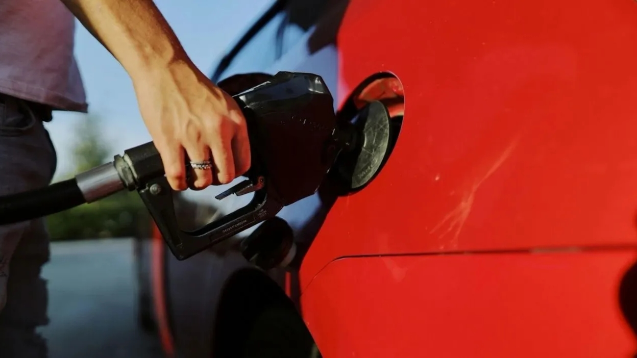 Alza de combustibles dispara el interés por autos de bajo consumo: las claves para entender el cambio