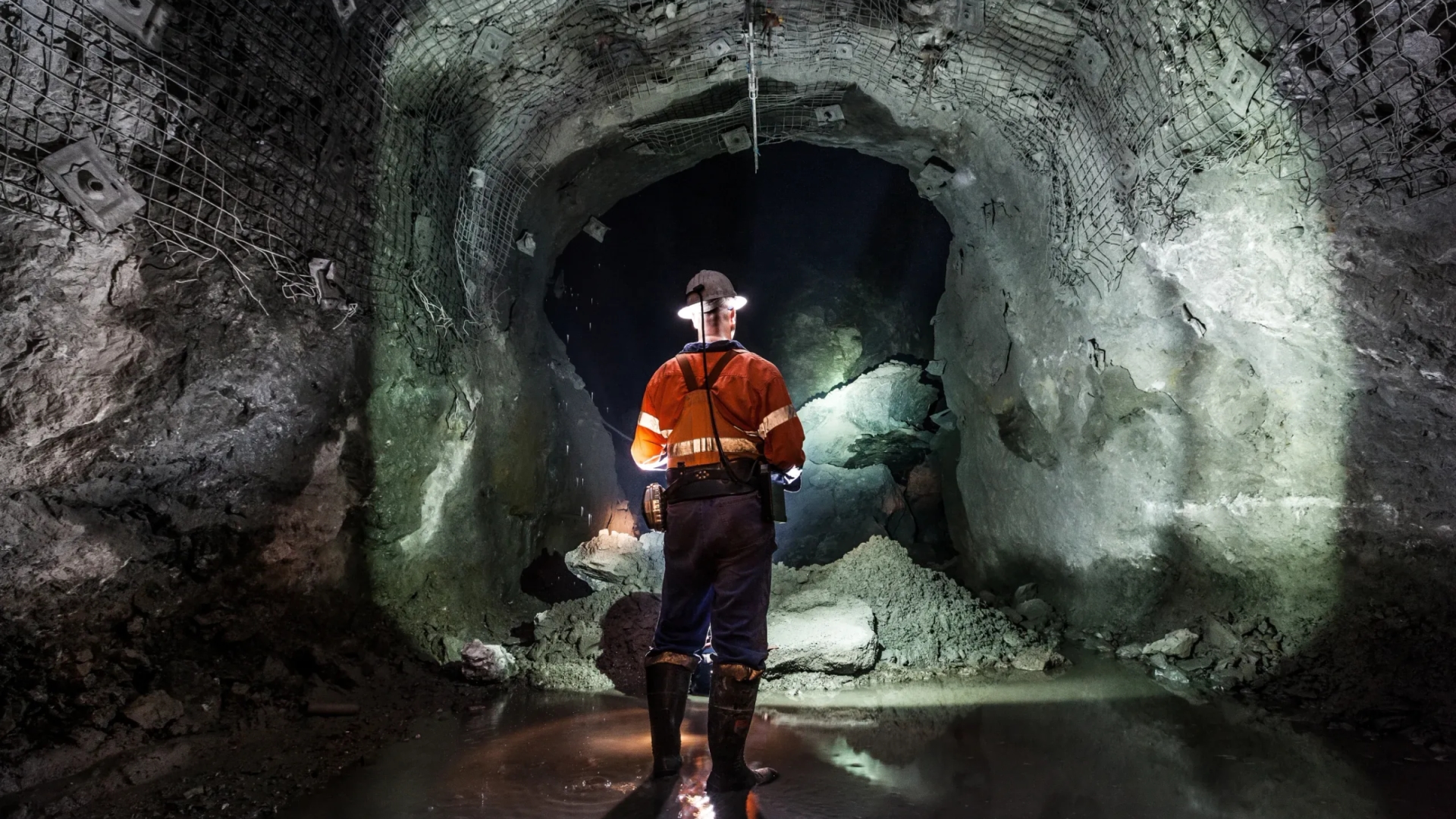Antofagasta Minerals abre 46 vacantes con turnos 7×7 y 4×3 en Antofagasta, Coquimbo y Santiago