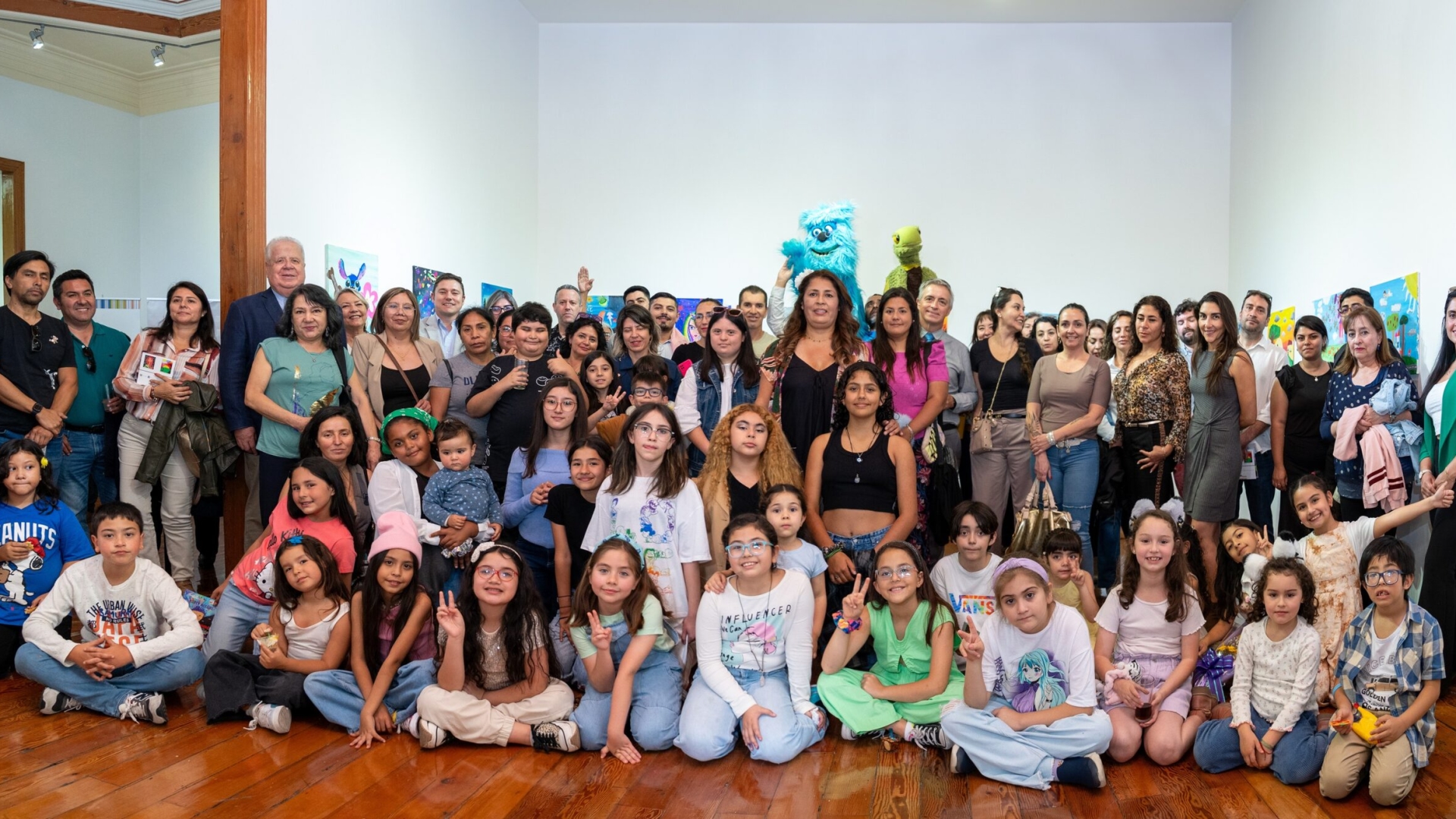Artista iquiqueña Yoely Alegre y grupo de niños pintores exponen sobre surrealismo en Sala de Arte Casa Collahuasi