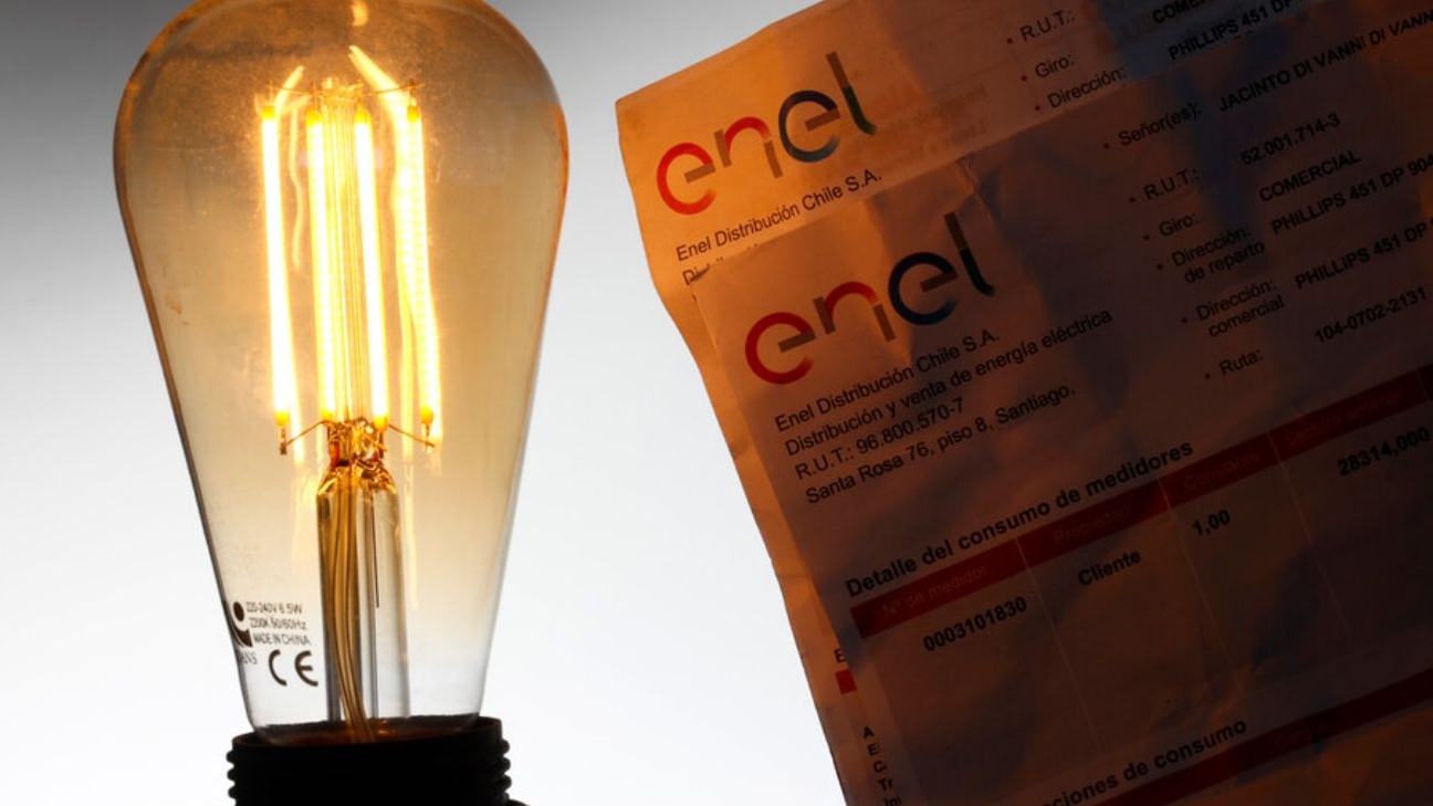 Aumento del 60% en tarifas eléctricas golpea a familias chilenas tras descongelamiento tarifario