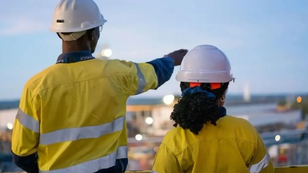 Barrick redefine estrategia: prepara escisión y retoma adquisiciones para elevar su valorización