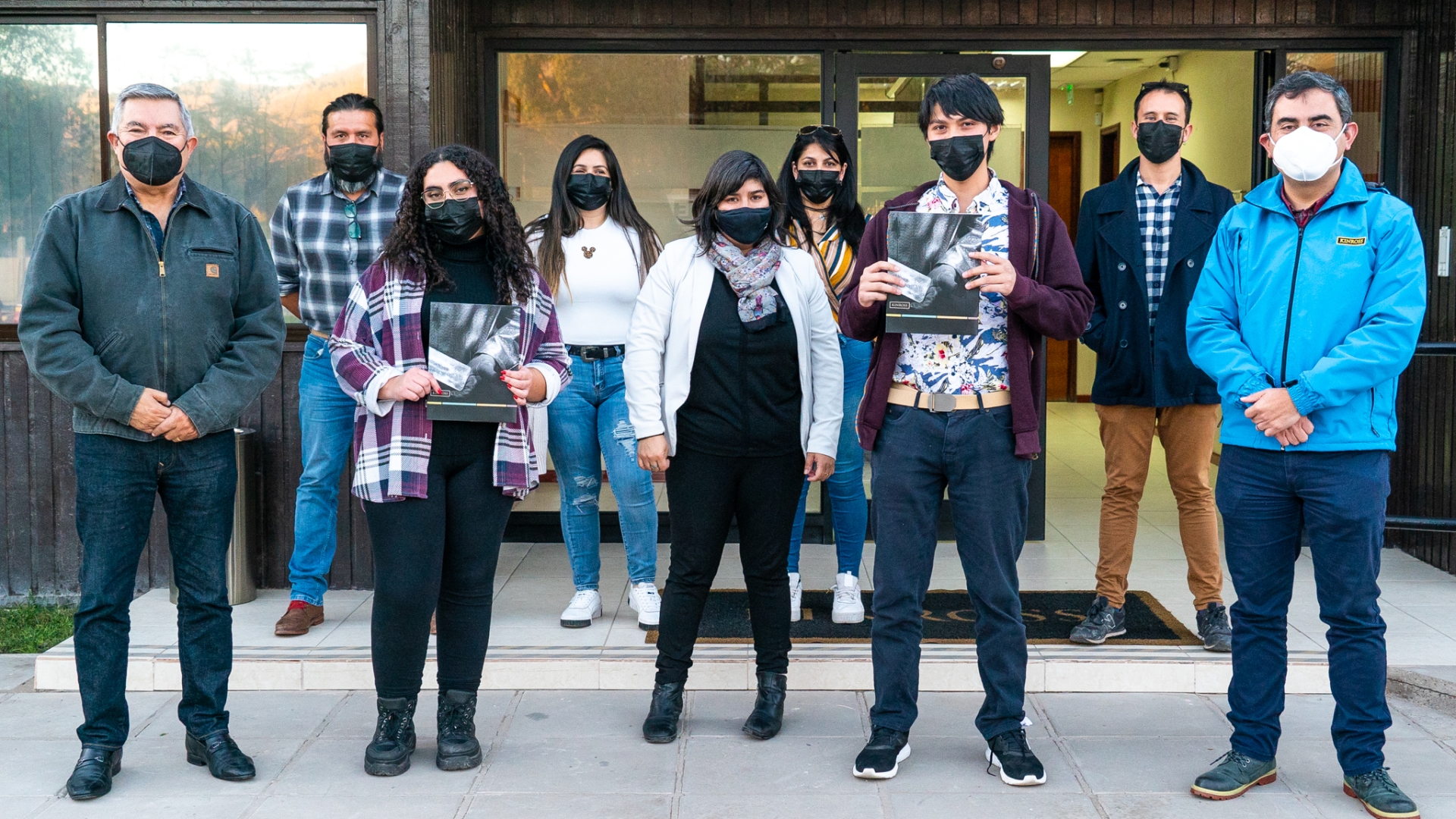 Beca Minera Kinross beneficia a dos estudiantes por primera vez en 30 años
