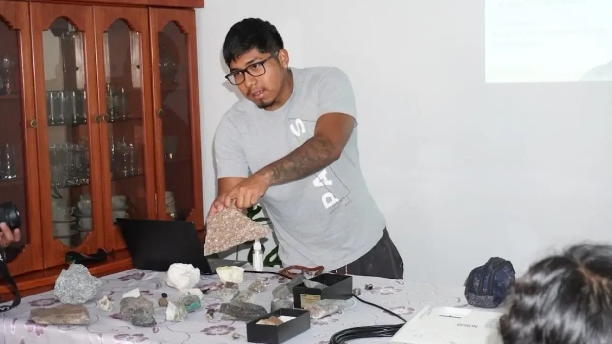 Becado de El Abra hizo exposición sobre minerales característicos a comunidad de Cebollar-Ascotán