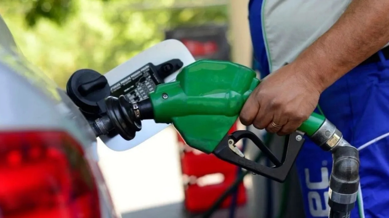 Bencinas suben hasta $22 por litro: nuevo ajuste de ENAP reaviva presión sobre los combustibles en Chile
