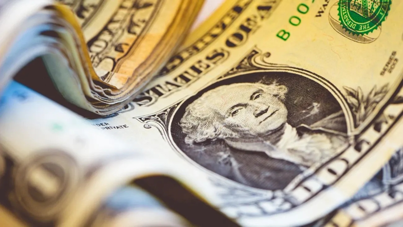 Caída del dólar se desacelera y el peso chileno cotiza al alza hoy lunes 24 de noviembre