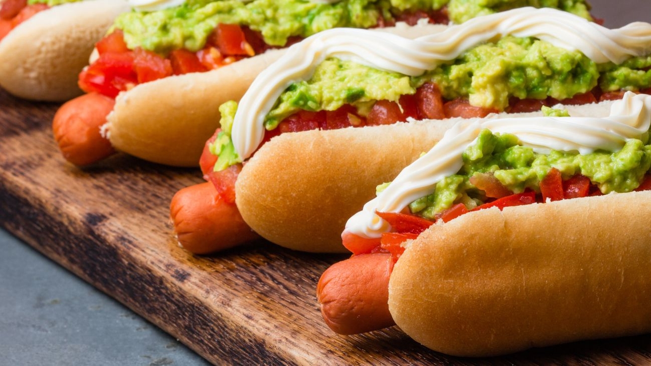 Celebra el Día Internacional del Hot Dog este 24 de abril con ofertas irresistibles en Doggis y Juan Maestro