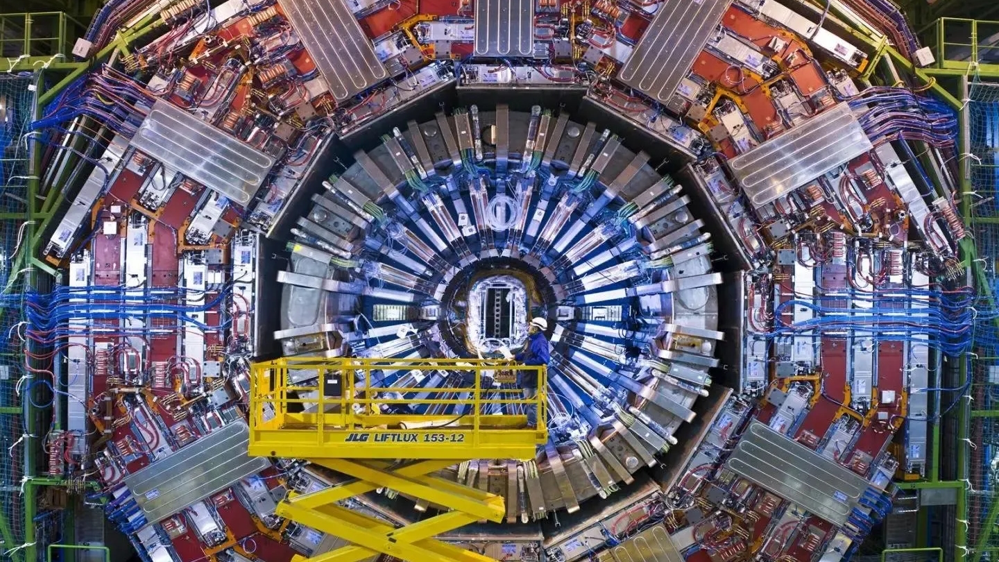 CERN descubre nueva partícula subatómica que desafía teorías sobre quarks y bariones